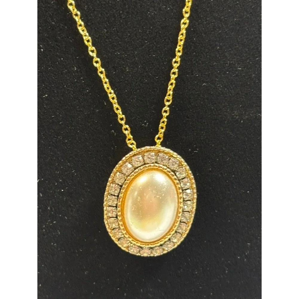 Elegant Gold Tone Oval Pendant Necklace Faux Pearl Rhinestone Accents‎